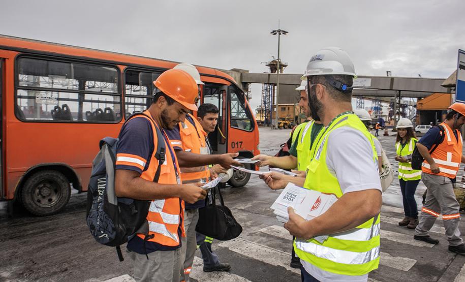 A partir desta semana, os trabalhadores que entram no cais público do Porto de Paranaguá recebem informações claras sobre as regras gerais de segurança e o regulamento da rota de tráfego de veículos e pedestres.