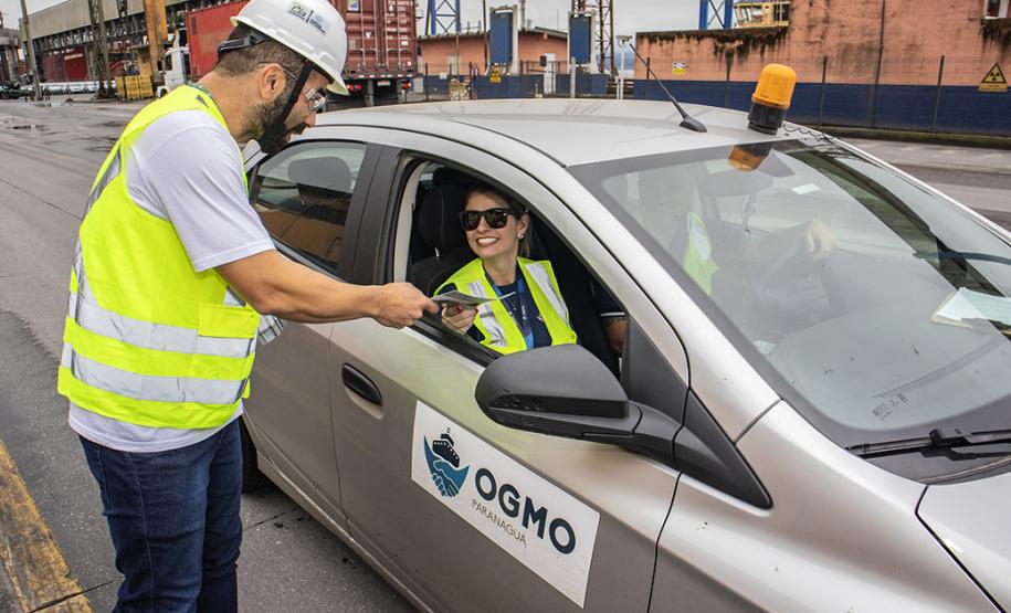 A partir desta semana, os trabalhadores que entram no cais público do Porto de Paranaguá recebem informações claras sobre as regras gerais de segurança e o regulamento da rota de tráfego de veículos e pedestres.
