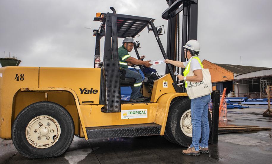 A partir desta semana, os trabalhadores que entram no cais público do Porto de Paranaguá recebem informações claras sobre as regras gerais de segurança e o regulamento da rota de tráfego de veículos e pedestres.