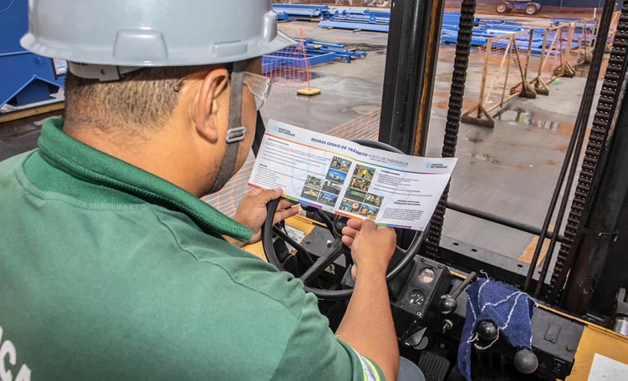 A partir desta semana, os trabalhadores que entram no cais público do Porto de Paranaguá recebem informações claras sobre as regras gerais de segurança e o regulamento da rota de tráfego de veículos e pedestres.