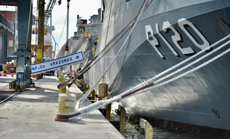 O NPaOc Amazonas é a primeira embarcação das forças armadas brasileiras a realizar procedimento de apoio no cais público paranaense em 2020