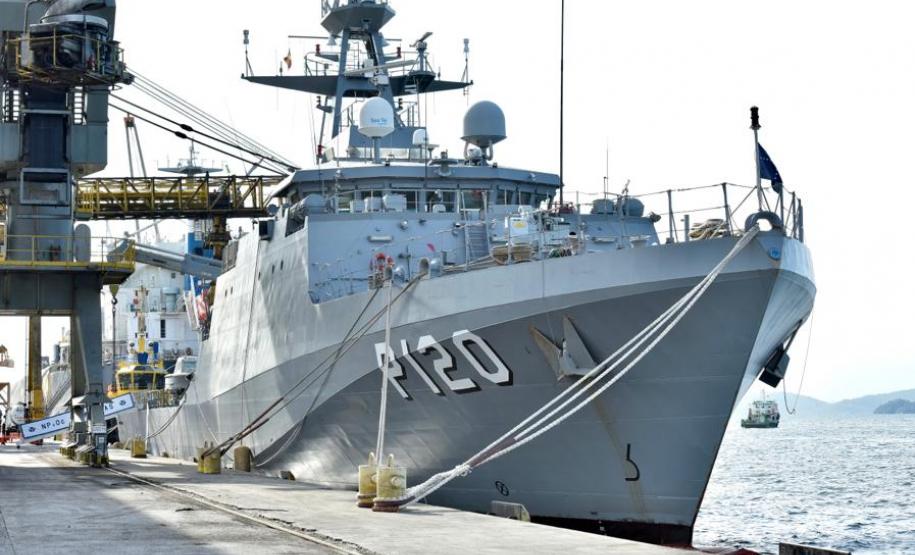 O NPaOc Amazonas é a primeira embarcação das forças armadas brasileiras a realizar procedimento de apoio no cais público paranaense em 2020