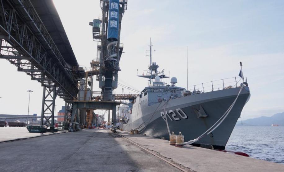 O NPaOc Amazonas é a primeira embarcação das forças armadas brasileiras a realizar procedimento de apoio no cais público paranaense em 2020.