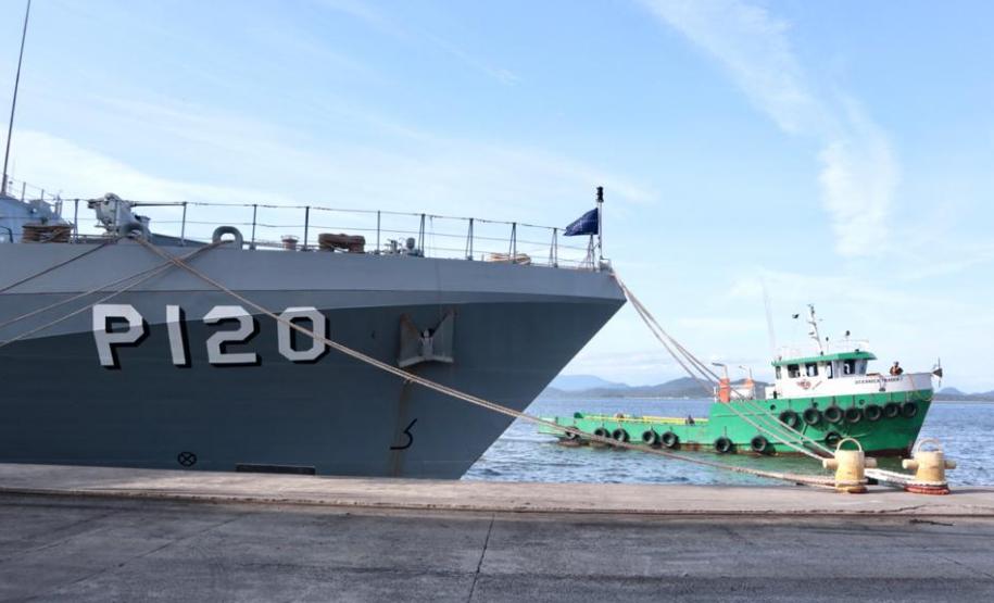 O NPaOc Amazonas é a primeira embarcação das forças armadas brasileiras a realizar procedimento de apoio no cais público paranaense em 2020