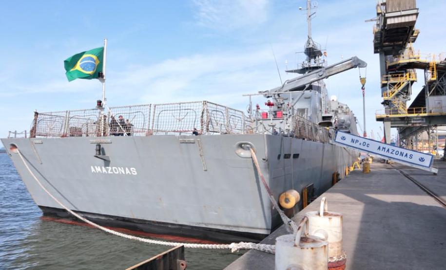 O NPaOc Amazonas é a primeira embarcação das forças armadas brasileiras a realizar procedimento de apoio no cais público paranaense em 2020