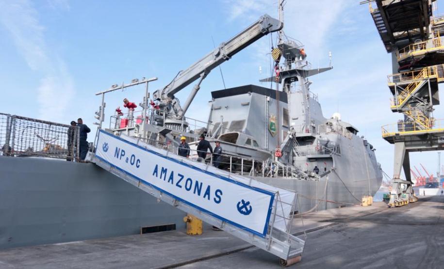 O NPaOc Amazonas é a primeira embarcação das forças armadas brasileiras a realizar procedimento de apoio no cais público paranaense em 2020