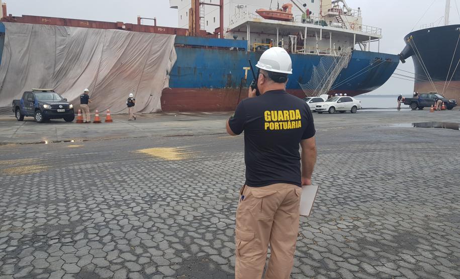 A Portos do Paraná em conjunto com a ANVISA, o OGMO, a Primeira Regional de Saúde, o SAMU e o Hospital Regional do Litoral em Paranaguá promoveram nesta sexta-feira (21), um exercício SIMULADO de atendimento a um tripulante de navio com sintomas de contaminação por coronavírus (COVID-19).