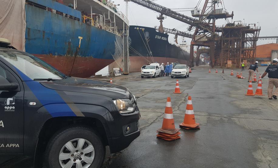 A Portos do Paraná em conjunto com a ANVISA, o OGMO, a Primeira Regional de Saúde, o SAMU e o Hospital Regional do Litoral em Paranaguá promoveram nesta sexta-feira (21), um exercício SIMULADO de atendimento a um tripulante de navio com sintomas de contaminação por coronavírus (COVID-19).