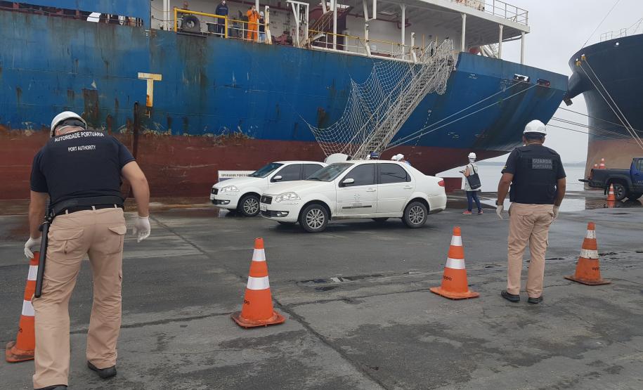 A Portos do Paraná em conjunto com a ANVISA, o OGMO, a Primeira Regional de Saúde, o SAMU e o Hospital Regional do Litoral em Paranaguá promoveram nesta sexta-feira (21), um exercício SIMULADO de atendimento a um tripulante de navio com sintomas de contaminação por coronavírus (COVID-19).