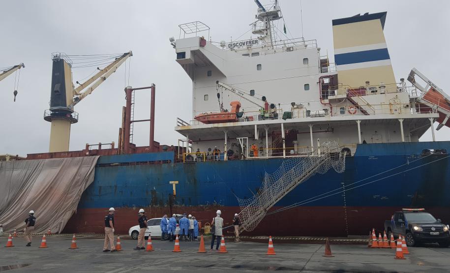 A Portos do Paraná em conjunto com a ANVISA, o OGMO, a Primeira Regional de Saúde, o SAMU e o Hospital Regional do Litoral em Paranaguá promoveram nesta sexta-feira (21), um exercício SIMULADO de atendimento a um tripulante de navio com sintomas de contaminação por coronavírus (COVID-19).
