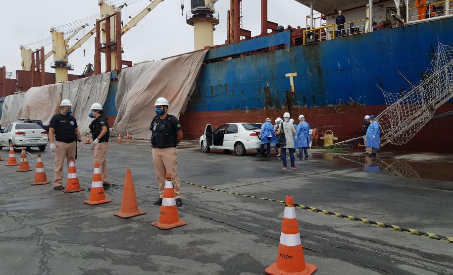A Portos do Paraná em conjunto com a ANVISA, o OGMO, a Primeira Regional de Saúde, o SAMU e o Hospital Regional do Litoral em Paranaguá promoveram nesta sexta-feira (21), um exercício SIMULADO de atendimento a um tripulante de navio com sintomas de contaminação por coronavírus (COVID-19).