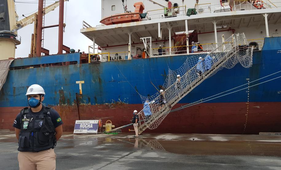 A Portos do Paraná em conjunto com a ANVISA, o OGMO, a Primeira Regional de Saúde, o SAMU e o Hospital Regional do Litoral em Paranaguá promoveram nesta sexta-feira (21), um exercício SIMULADO de atendimento a um tripulante de navio com sintomas de contaminação por coronavírus (COVID-19).