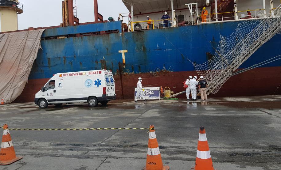 A Portos do Paraná em conjunto com a ANVISA, o OGMO, a Primeira Regional de Saúde, o SAMU e o Hospital Regional do Litoral em Paranaguá promoveram nesta sexta-feira (21), um exercício SIMULADO de atendimento a um tripulante de navio com sintomas de contaminação por coronavírus (COVID-19).