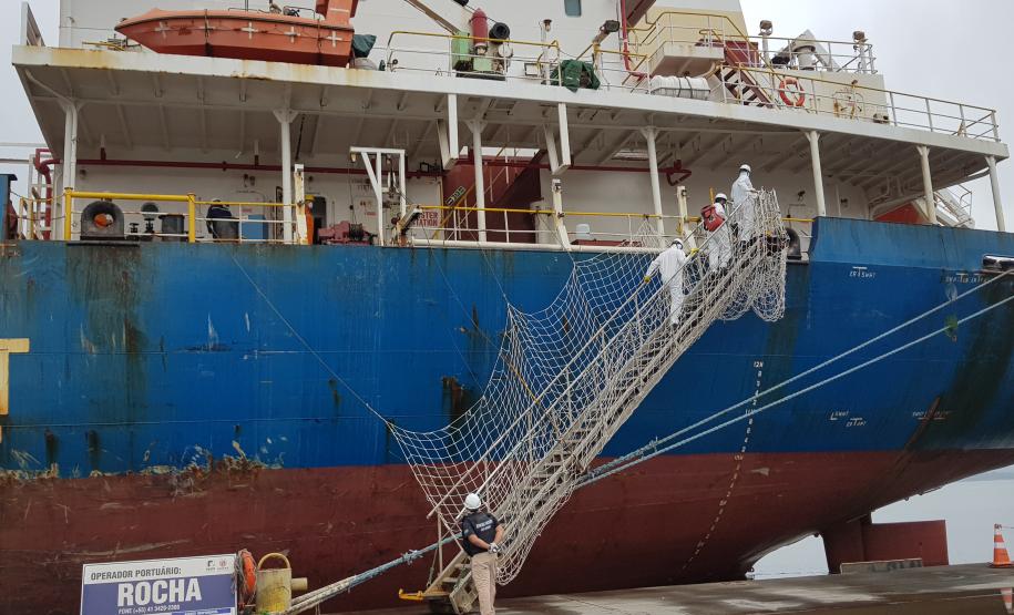 A Portos do Paraná em conjunto com a ANVISA, o OGMO, a Primeira Regional de Saúde, o SAMU e o Hospital Regional do Litoral em Paranaguá promoveram nesta sexta-feira (21), um exercício SIMULADO de atendimento a um tripulante de navio com sintomas de contaminação por coronavírus (COVID-19).