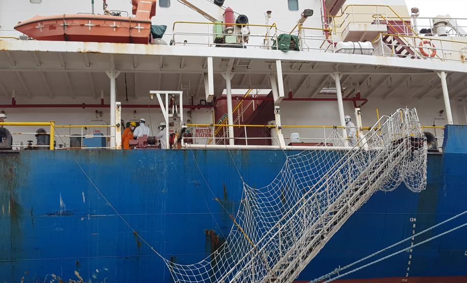 A Portos do Paraná em conjunto com a ANVISA, o OGMO, a Primeira Regional de Saúde, o SAMU e o Hospital Regional do Litoral em Paranaguá promoveram nesta sexta-feira (21), um exercício SIMULADO de atendimento a um tripulante de navio com sintomas de contaminação por coronavírus (COVID-19).