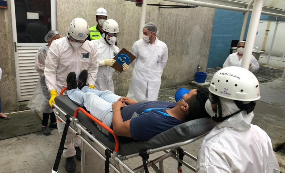 A Portos do Paraná em conjunto com a ANVISA, o OGMO, a Primeira Regional de Saúde, o SAMU e o Hospital Regional do Litoral em Paranaguá promoveram nesta sexta-feira (21), um exercício SIMULADO de atendimento a um tripulante de navio com sintomas de contaminação por coronavírus (COVID-19).