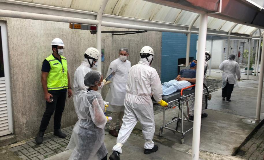 A Portos do Paraná em conjunto com a ANVISA, o OGMO, a Primeira Regional de Saúde, o SAMU e o Hospital Regional do Litoral em Paranaguá promoveram nesta sexta-feira (21), um exercício SIMULADO de atendimento a um tripulante de navio com sintomas de contaminação por coronavírus (COVID-19).