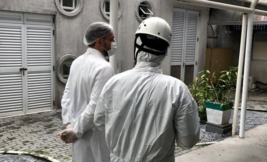 A Portos do Paraná em conjunto com a ANVISA, o OGMO, a Primeira Regional de Saúde, o SAMU e o Hospital Regional do Litoral em Paranaguá promoveram nesta sexta-feira (21), um exercício SIMULADO de atendimento a um tripulante de navio com sintomas de contaminação por coronavírus (COVID-19).