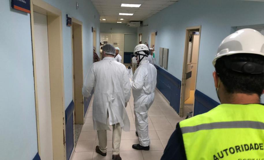 A Portos do Paraná em conjunto com a ANVISA, o OGMO, a Primeira Regional de Saúde, o SAMU e o Hospital Regional do Litoral em Paranaguá promoveram nesta sexta-feira (21), um exercício SIMULADO de atendimento a um tripulante de navio com sintomas de contaminação por coronavírus (COVID-19).