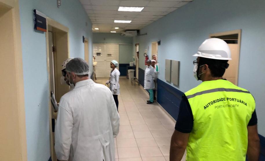 A Portos do Paraná em conjunto com a ANVISA, o OGMO, a Primeira Regional de Saúde, o SAMU e o Hospital Regional do Litoral em Paranaguá promoveram nesta sexta-feira (21), um exercício SIMULADO de atendimento a um tripulante de navio com sintomas de contaminação por coronavírus (COVID-19).