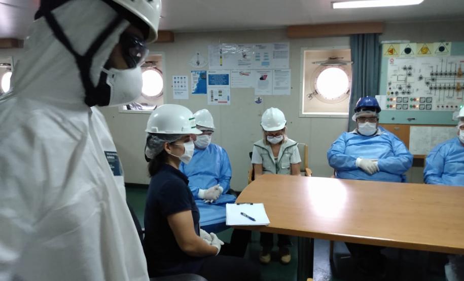 A Portos do Paraná em conjunto com a ANVISA, o OGMO, a Primeira Regional de Saúde, o SAMU e o Hospital Regional do Litoral em Paranaguá promoveram nesta sexta-feira (21), um exercício SIMULADO de atendimento a um tripulante de navio com sintomas de contaminação por coronavírus (COVID-19).