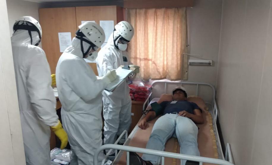 A Portos do Paraná em conjunto com a ANVISA, o OGMO, a Primeira Regional de Saúde, o SAMU e o Hospital Regional do Litoral em Paranaguá promoveram nesta sexta-feira (21), um exercício SIMULADO de atendimento a um tripulante de navio com sintomas de contaminação por coronavírus (COVID-19).