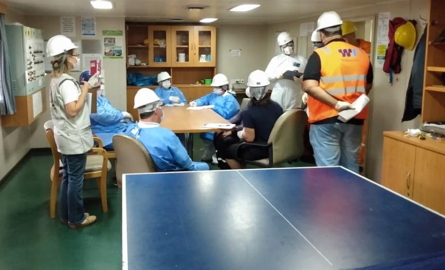 A Portos do Paraná em conjunto com a ANVISA, o OGMO, a Primeira Regional de Saúde, o SAMU e o Hospital Regional do Litoral em Paranaguá promoveram nesta sexta-feira (21), um exercício SIMULADO de atendimento a um tripulante de navio com sintomas de contaminação por coronavírus (COVID-19).