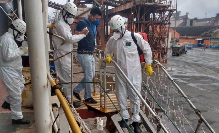 A Portos do Paraná em conjunto com a ANVISA, o OGMO, a Primeira Regional de Saúde, o SAMU e o Hospital Regional do Litoral em Paranaguá promoveram nesta sexta-feira (21), um exercício SIMULADO de atendimento a um tripulante de navio com sintomas de contaminação por coronavírus (COVID-19).