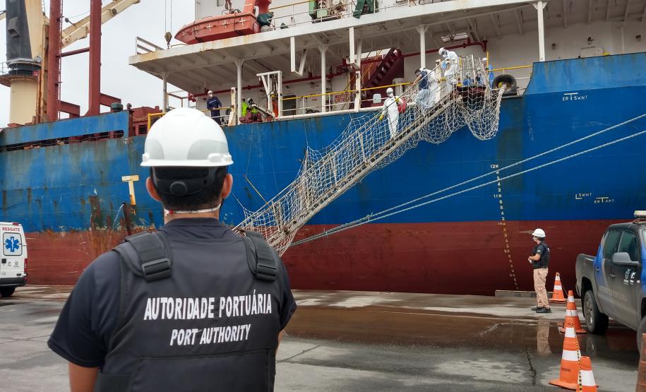 A Portos do Paraná em conjunto com a ANVISA, o OGMO, a Primeira Regional de Saúde, o SAMU e o Hospital Regional do Litoral em Paranaguá promoveram nesta sexta-feira (21), um exercício SIMULADO de atendimento a um tripulante de navio com sintomas de contaminação por coronavírus (COVID-19).