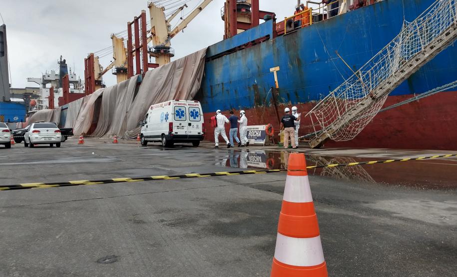 A Portos do Paraná em conjunto com a ANVISA, o OGMO, a Primeira Regional de Saúde, o SAMU e o Hospital Regional do Litoral em Paranaguá promoveram nesta sexta-feira (21), um exercício SIMULADO de atendimento a um tripulante de navio com sintomas de contaminação por coronavírus (COVID-19).