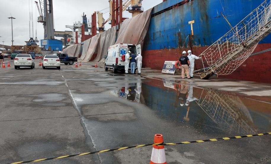 A Portos do Paraná em conjunto com a ANVISA, o OGMO, a Primeira Regional de Saúde, o SAMU e o Hospital Regional do Litoral em Paranaguá promoveram nesta sexta-feira (21), um exercício SIMULADO de atendimento a um tripulante de navio com sintomas de contaminação por coronavírus (COVID-19).