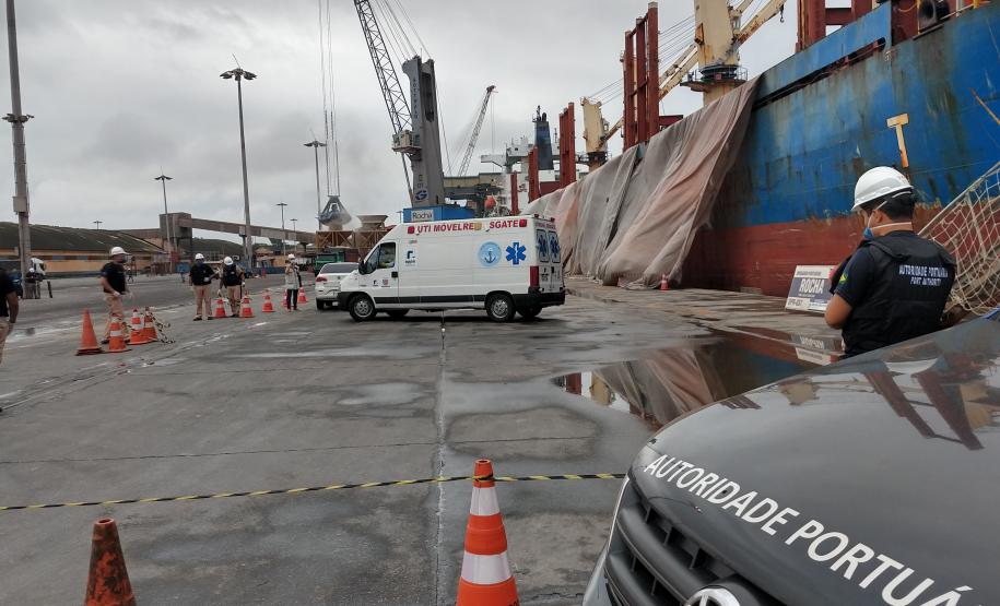A Portos do Paraná em conjunto com a ANVISA, o OGMO, a Primeira Regional de Saúde, o SAMU e o Hospital Regional do Litoral em Paranaguá promoveram nesta sexta-feira (21), um exercício SIMULADO de atendimento a um tripulante de navio com sintomas de contaminação por coronavírus (COVID-19).