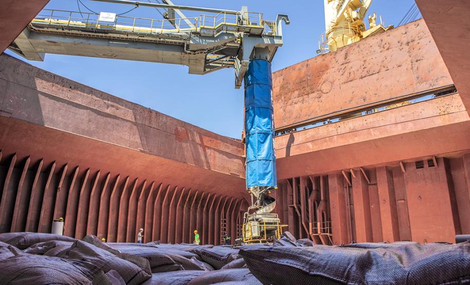 Puxados, principalmente, pelo açúcar e a soja, os granéis de exportação registram aumento de 41,5%. No mês, este ano, 2,76 milhões de toneladas foram exportadas pelos portos de Paranaguá e Antonina; no ano passado, no mesmo período, esse volume foi de 1,95 milhão de toneladas.