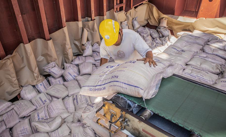 Puxados, principalmente, pelo açúcar e a soja, os granéis de exportação registram aumento de 41,5%. No mês, este ano, 2,76 milhões de toneladas foram exportadas pelos portos de Paranaguá e Antonina; no ano passado, no mesmo período, esse volume foi de 1,95 milhão de toneladas.