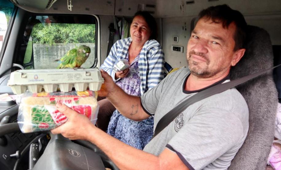 Iniciativa da empresa pública Portos do Paraná é uma forma de ajudar os motoristas, que enfrentam dificuldades em encontrar restaurantes abertos devido à pandemia do coronavírus. Serão distribuídos 55 mil kits, com arroz, feijão, óleo e ovos.