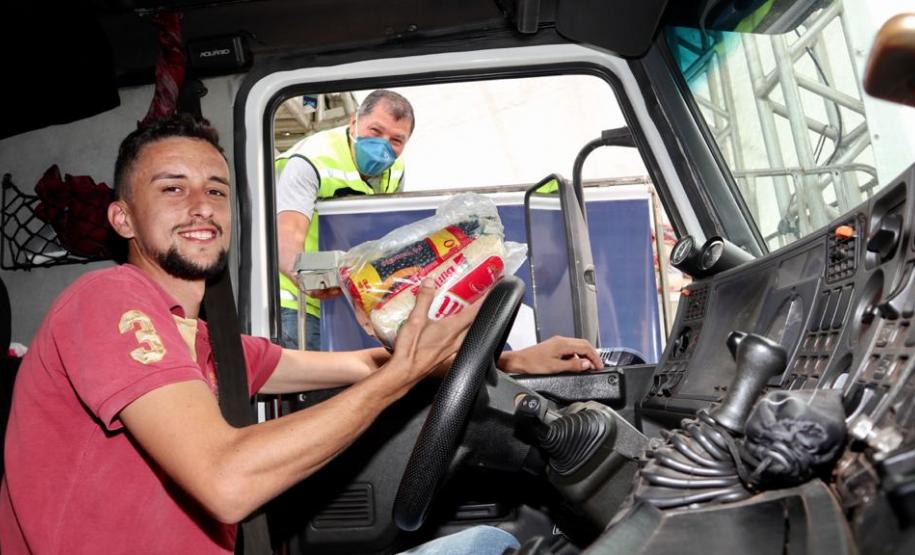 Iniciativa da empresa pública Portos do Paraná é uma forma de ajudar os motoristas, que enfrentam dificuldades em encontrar restaurantes abertos devido à pandemia do coronavírus. Serão distribuídos 55 mil kits, com arroz, feijão, óleo e ovos.