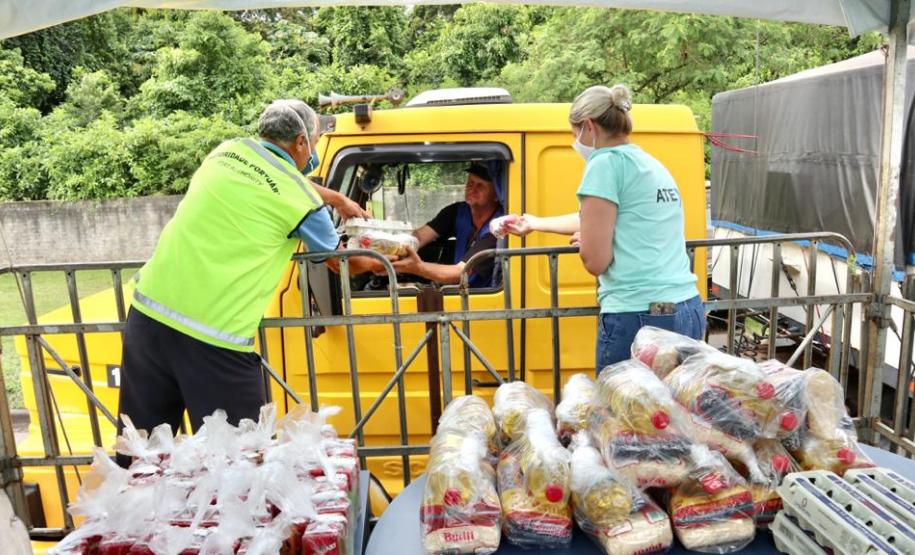 Iniciativa da empresa pública Portos do Paraná é uma forma de ajudar os motoristas, que enfrentam dificuldades em encontrar restaurantes abertos devido à pandemia do coronavírus. Serão distribuídos 55 mil kits, com arroz, feijão, óleo e ovos.