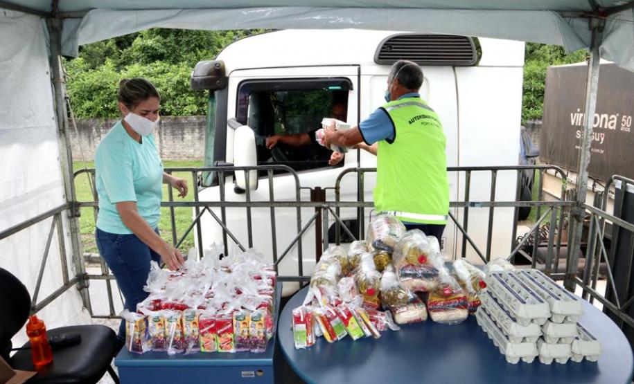 Iniciativa da empresa pública Portos do Paraná é uma forma de ajudar os motoristas, que enfrentam dificuldades em encontrar restaurantes abertos devido à pandemia do coronavírus. Serão distribuídos 55 mil kits, com arroz, feijão, óleo e ovos.