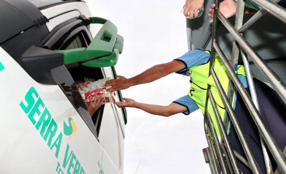 Iniciativa da empresa pública Portos do Paraná é uma forma de ajudar os motoristas, que enfrentam dificuldades em encontrar restaurantes abertos devido à pandemia do coronavírus. Serão distribuídos 55 mil kits, com arroz, feijão, óleo e ovos.