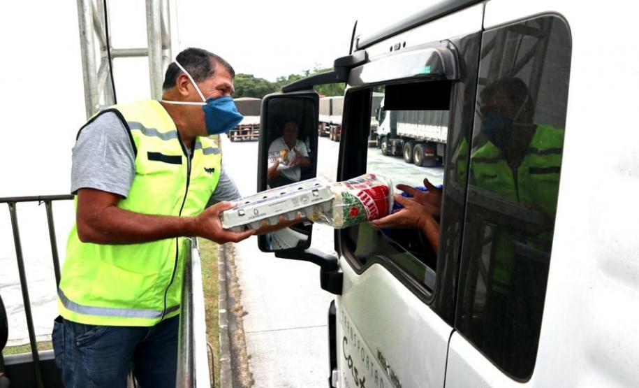Iniciativa da empresa pública Portos do Paraná é uma forma de ajudar os motoristas, que enfrentam dificuldades em encontrar restaurantes abertos devido à pandemia do coronavírus. Serão distribuídos 55 mil kits, com arroz, feijão, óleo e ovos.