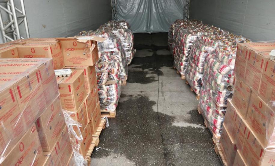 Iniciativa da empresa pública Portos do Paraná é uma forma de ajudar os motoristas, que enfrentam dificuldades em encontrar restaurantes abertos devido à pandemia do coronavírus. Serão distribuídos 55 mil kits, com arroz, feijão, óleo e ovos.