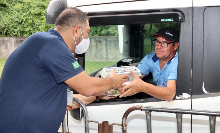 Iniciativa da empresa pública Portos do Paraná é uma forma de ajudar os motoristas, que enfrentam dificuldades em encontrar restaurantes abertos devido à pandemia do coronavírus. Serão distribuídos 55 mil kits, com arroz, feijão, óleo e ovos.