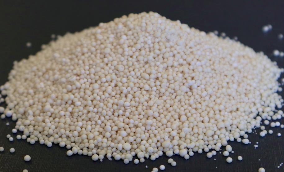 Este ano, de janeiro a julho, os Portos do Paraná movimentaram pouco mais de 5,5 milhões de toneladas de fertilizantes. O volume representa aumento de 5% em comparação com o mesmo período de 2019, quando 5,2 milhões de toneladas de adubo foram importadas. Os principais produtos que chegam pelos portos de Paranaguá e Antonina são cloreto de potássio (MOP), ureia, MAP (fosfato monoamônio); sulfato de amônio e complexos NPK.