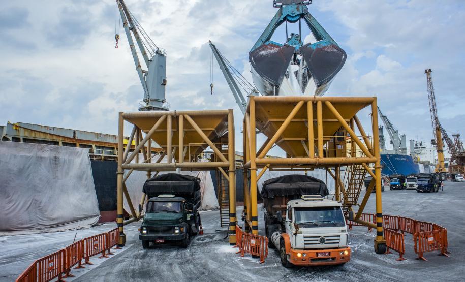 Este ano, de janeiro a julho, os Portos do Paraná movimentaram pouco mais de 5,5 milhões de toneladas de fertilizantes. O volume representa aumento de 5% em comparação com o mesmo período de 2019, quando 5,2 milhões de toneladas de adubo foram importadas. Os principais produtos que chegam pelos portos de Paranaguá e Antonina são cloreto de potássio (MOP), ureia, MAP (fosfato monoamônio); sulfato de amônio e complexos NPK.