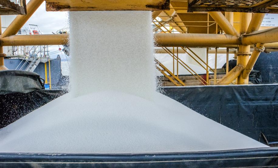 Este ano, de janeiro a julho, os Portos do Paraná movimentaram pouco mais de 5,5 milhões de toneladas de fertilizantes. O volume representa aumento de 5% em comparação com o mesmo período de 2019, quando 5,2 milhões de toneladas de adubo foram importadas. Os principais produtos que chegam pelos portos de Paranaguá e Antonina são cloreto de potássio (MOP), ureia, MAP (fosfato monoamônio); sulfato de amônio e complexos NPK.