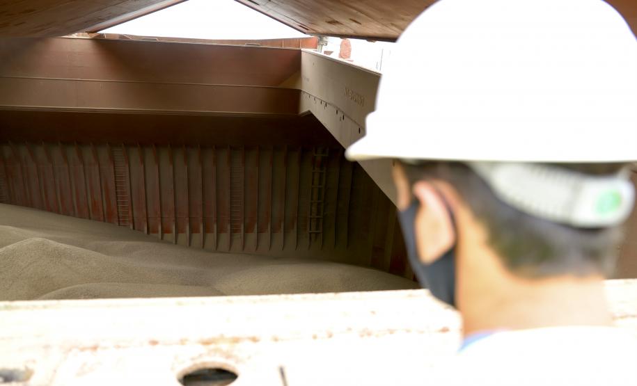 É um novo produto na embarcado no terminal paranaense. Biomassa é produto de exportação que vai atender o mercado do Reino Unido na geração de energia sustentável.
