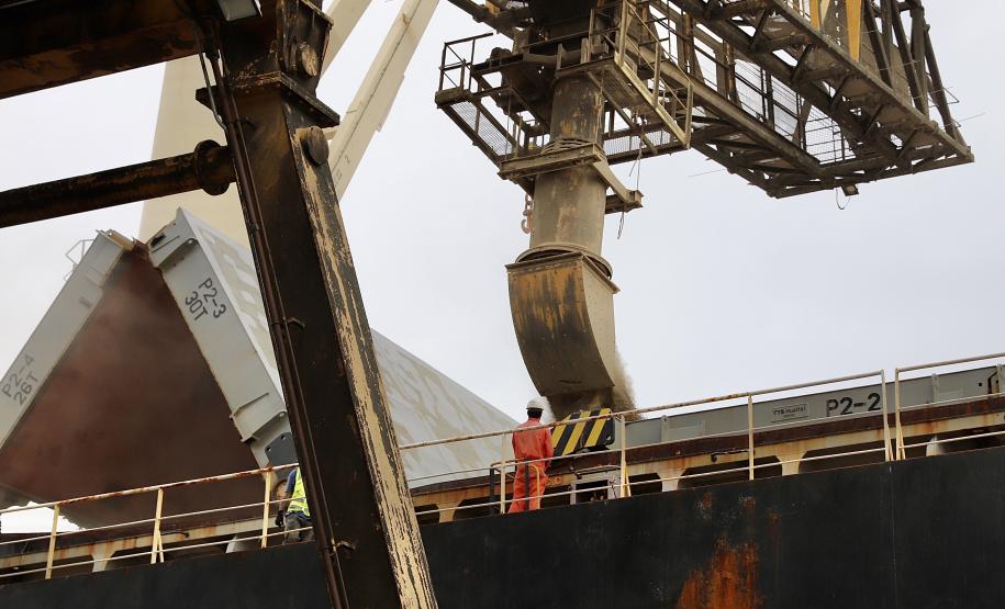 É um novo produto na embarcado no terminal paranaense. Biomassa é produto de exportação que vai atender o mercado do Reino Unido na geração de energia sustentável.