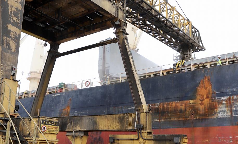 É um novo produto na embarcado no terminal paranaense. Biomassa é produto de exportação que vai atender o mercado do Reino Unido na geração de energia sustentável.