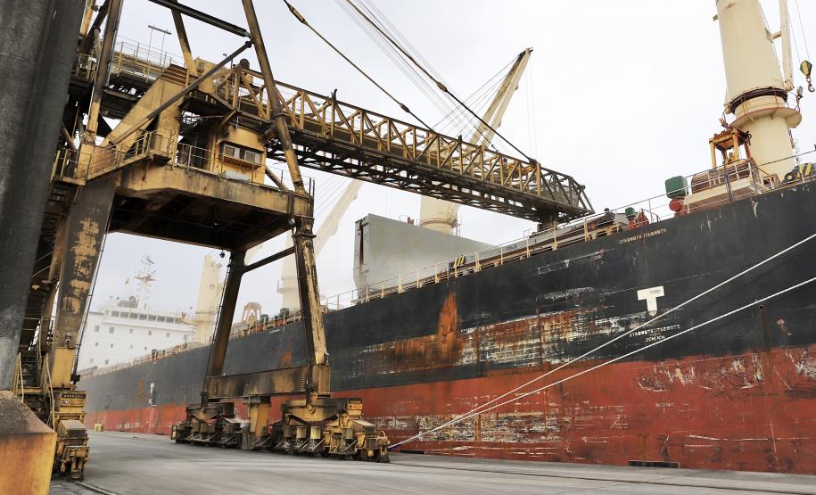 É um novo produto na embarcado no terminal paranaense. Biomassa é produto de exportação que vai atender o mercado do Reino Unido na geração de energia sustentável.