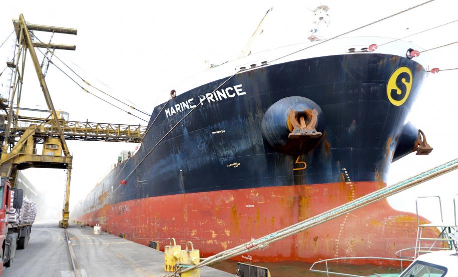 É um novo produto na embarcado no terminal paranaense. Biomassa é produto de exportação que vai atender o mercado do Reino Unido na geração de energia sustentável.